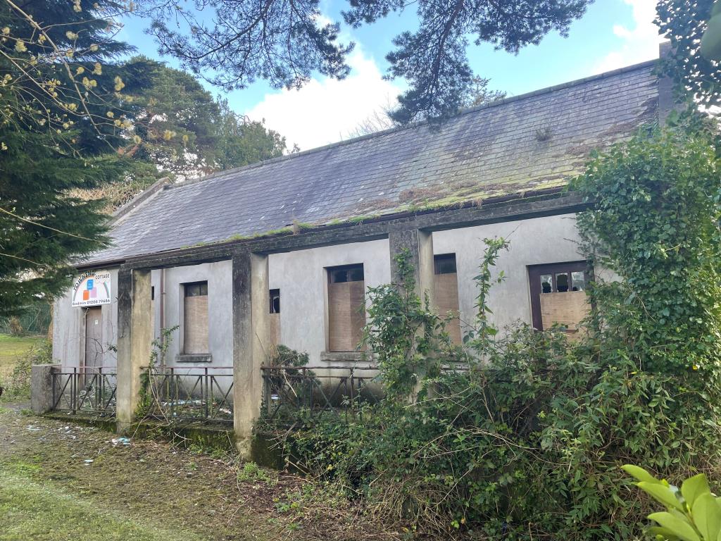 Lot: 43 - FORMER NURSERY BUILDING WITH POTENTIAL - Photo showing exterior of building from different angle